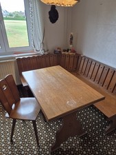 Massive Vollholz Eck-Sitzbank mit Tisch und zwei Stühlen