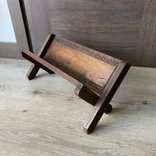 Handgeschnitzter dunkler Holz