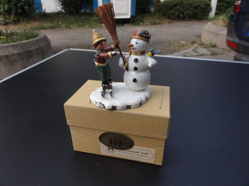 Hubrig kind mit schneemann - kind,