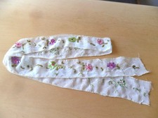 Bordüre aus Seide bestickt