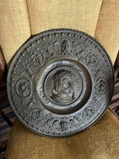 Antike Zinn-Reliefplatte mit