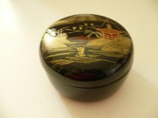 Japan Deckeldose mit 6 Untersetzer Lackmalerei?