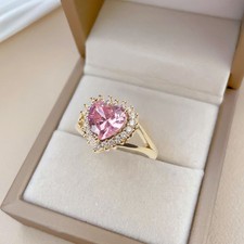 Exquisiter rosa Ring mit