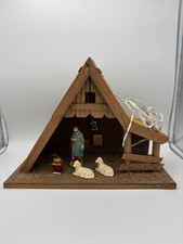 Alte Krippe mit Figuren