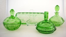 Altes geschliffenes Glas Frisier-Tisch Ensemble Parfüm-Flakon,Deckeldosen GRÜN