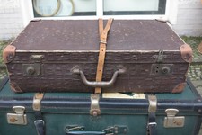 alter großer Koffer braun