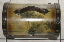 Truhe mit Palmenmotiven aus Holz mit Ledergriff u. Messingverschluss 