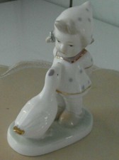 Mädchen mit Gans, Porzellan, PMI Manufaktur, 10 cm hoch
