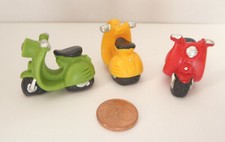 Mini-Roller Mofa Spielzeug gelb grün rot Puppenstube Miniatur 3cm - Auswahl 