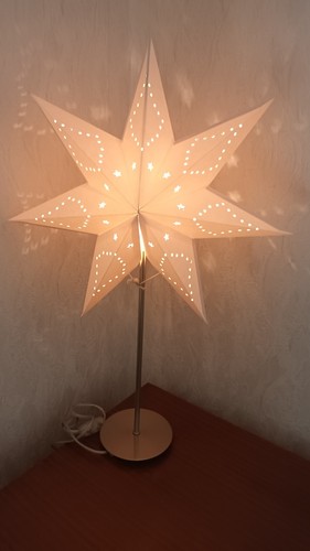 Weihnachtsstern beleuchtet mit