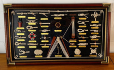 Knotentafel hinter Glas