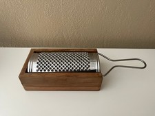 ***** Inox Käsereibe mit Olivenholz Auffangschale, unbenutzt *****