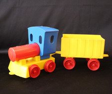 DDR Eisenbahn aus Plastik für Kleinkinder Eine Lok und ein Wagen ca 80er Jahre