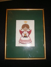 Nordisches  Stickbild  Engel/Mädchen  Rot  Fertig gestickt    Leinen  gerahmt