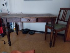 Alter Tisch mit Schublade Aus