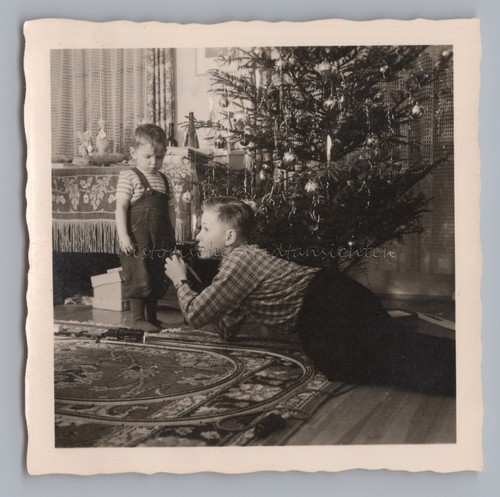 Jungen spielen an - 2,