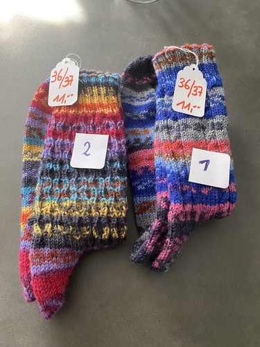Selbstgestrickte bunte socken - bunte,