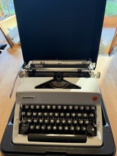 OLYMPIA Reiseschreibmaschine