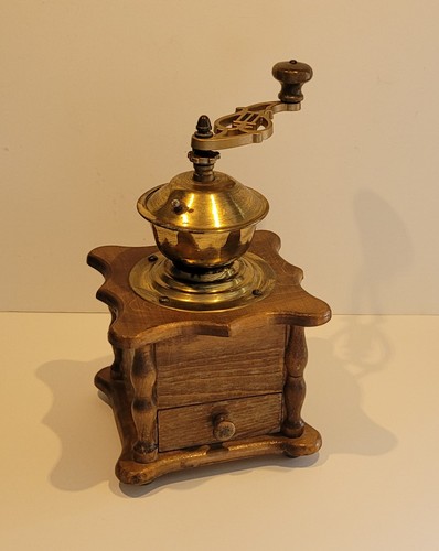 Omas alte hand - hand, kaffeemühle
