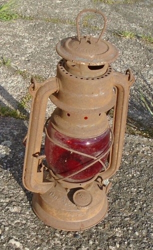 Alte petroliumlampe mit roten - alte,