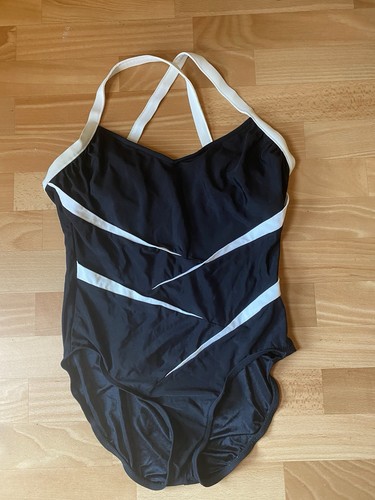 Stylischer badeanzug mit - stylischer,