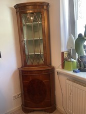 Eckvitrine Nussbaumholz, Neoklassizistisch, Wurzelholzfunier.