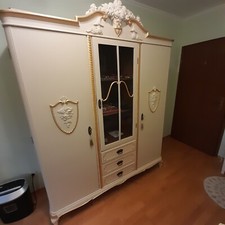 Kleiderschrank Jugendstiel + Einzelbettgestell. Angedacht für Singles 