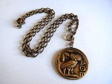 Lange Kette  + Anhänger  griechische Eule Bronze ?