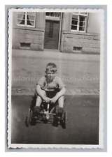Junge in Tretauto 1939 - Altes