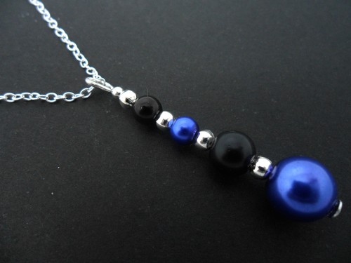 Ein blau schwarze glasperlen - &,