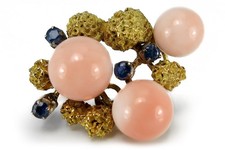 Brosche mit Engelshaut Koralle und 4 Saphiren in 750 /- Gelbgold [BRORS 11079]