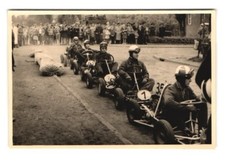 2 Fotografien Motorsport, Go-Kart Rennen in den Strassen einer Ortschaft 