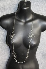 LANGE HALSKETTE SILBER FARBEN AUS METALL MIT BLUMEN  CA. 85 CM LANG