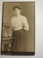 Berlin - stehende junge Frau