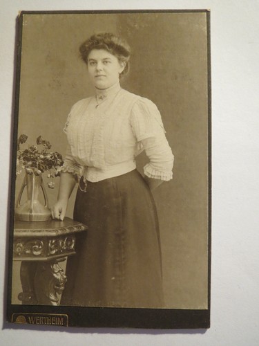 Berlin stehende junge frau - stehende,