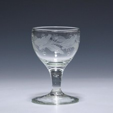 Weinglas mit Eichenlaubgravur