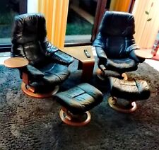 Zwei Stressless Sessel Reno M mit Hocker, Tisch und Tischchen an den Sesseln