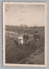 Kinder mit Tretauto Dreirad