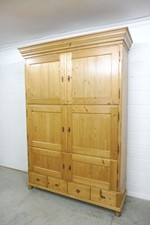 Großer Schrank Kleiderschrank