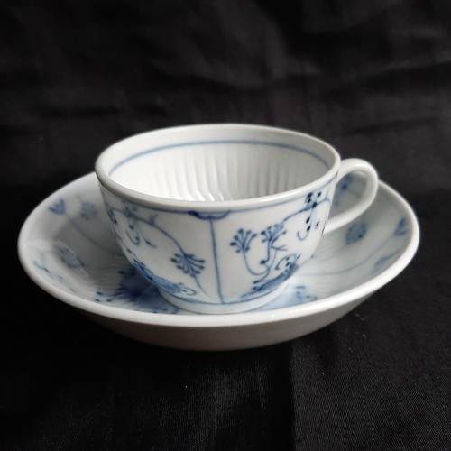 Antike tasse mit untertasse - tasse,