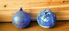 2 Mundgeblasen Deko Glaskugeln/Fensterkugeln/Weinachtskugeln. Durchm. ca. 12 cm.