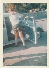 Foto Hübscher Junge in Lederhose vor VW Käfer Auto Oldtimer Momentaufnahme