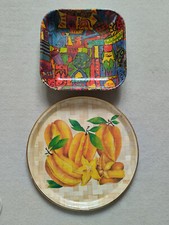 2 Tablett, rund und eckig, gemustert, 36 cm Durchmesser, 28x28 cm, Bambus?