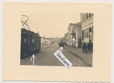 Foto Strassenbahn, DRK Kfz, Schild, Stadt ?? 2.WK (3384a)