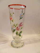Antikes mundgeblasenes Weizenbierglas mit Blumen in Emailmalerei 1880 - 1900