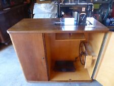 Veritas 8010 Alte Mechanische Nähmaschine im Schrank, gut erhalten