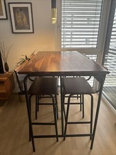 Hoher Esstisch mit Stühlen