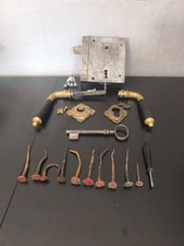 Historisches handgeschmiedetes Kastenschloss um 1880 samt Zubehör