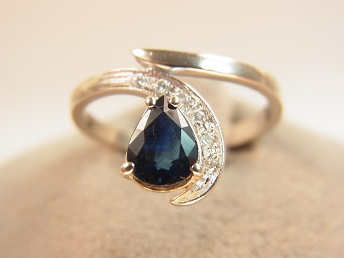 Schöner saphirtropfen diamant - schöner,
