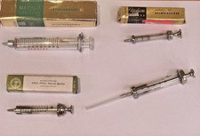 Kleines Lot alter Arztspritzen